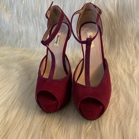 Olsenboye Faux Suede Platform T-Strap Heel Fuchsia - Picture 5 of 5